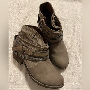 So Junior’s Gray Ankle Boots